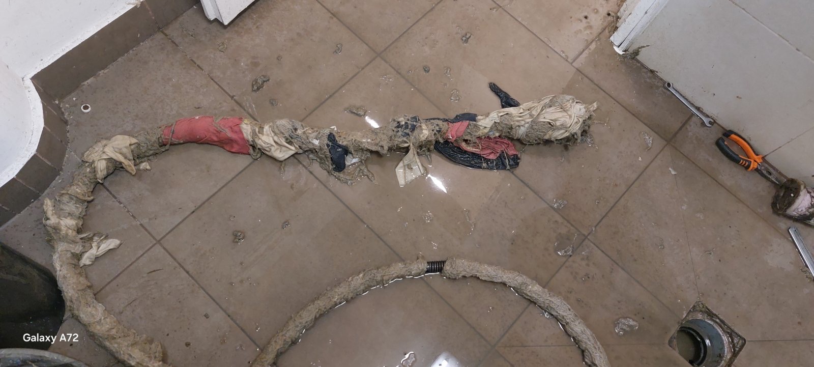 Vizsgálókamera bevezetése a csatornába